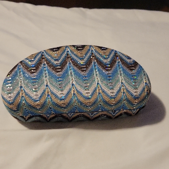 Jessica Simpson Stylish White and Black Sunglasses with Case - Picture 9 of 11